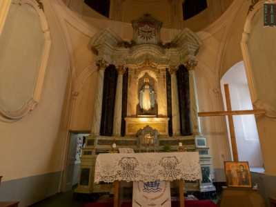 ...posizionata al centro del sontuoso altare maggiore...